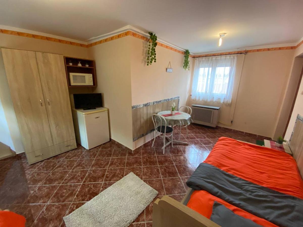 Hajnal Apartman ハイデゥソボスロー エクステリア 写真
