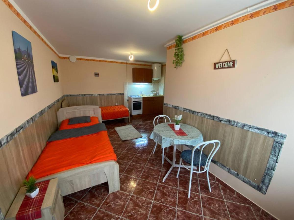 Hajnal Apartman ハイデゥソボスロー エクステリア 写真