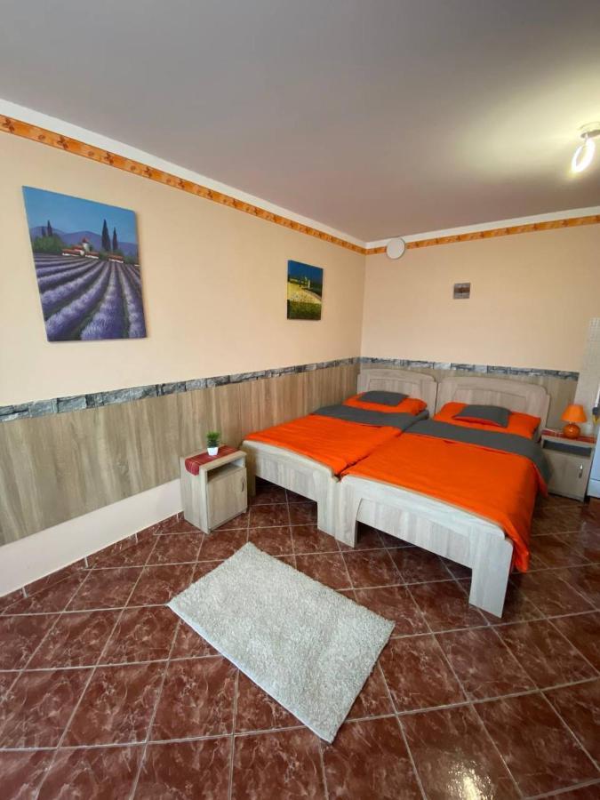 Hajnal Apartman ハイデゥソボスロー エクステリア 写真