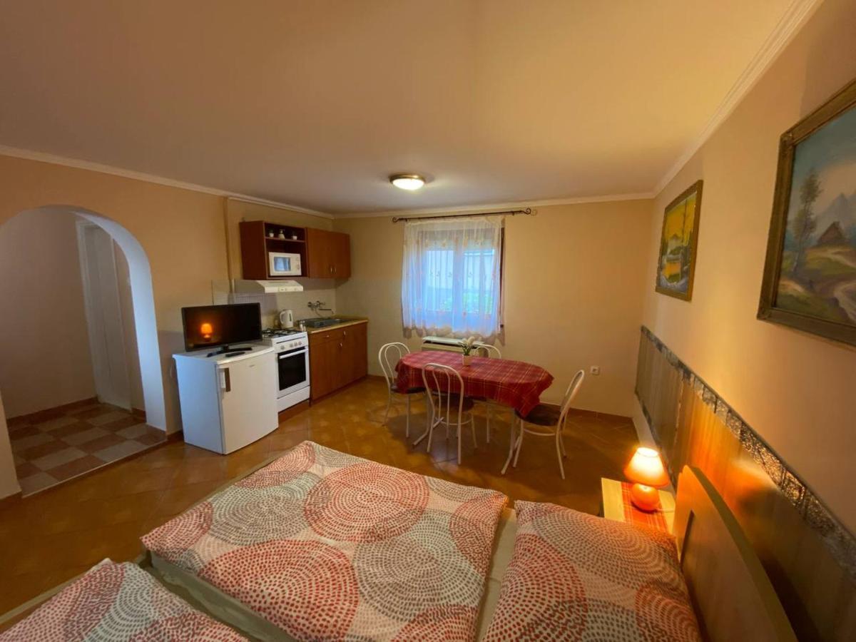 Hajnal Apartman ハイデゥソボスロー エクステリア 写真